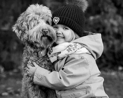 Australian labradoodle ja lapsi