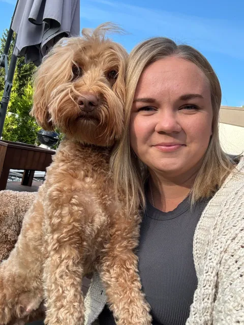 Kasvattaja Jennamiia Rautiainen ja australian labradoodle